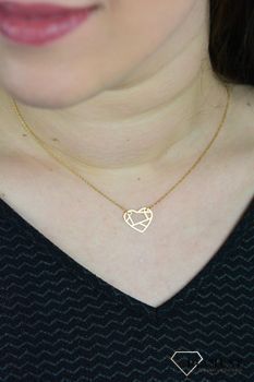 Srebrny naszyjnik celebrytka serce DIA-NSZ-SERCE23-925. Model naszyjnika został ozdobiony zawieszką w serca w geometryczne wzory kolorze złota (3).JPG
