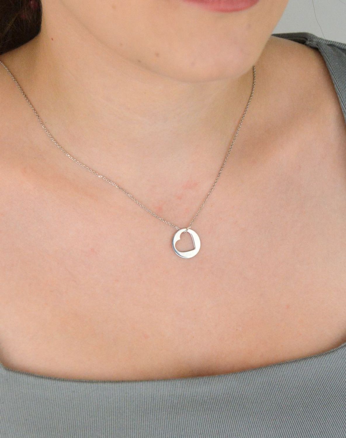 Naszyjnik srebrny 925 z okrągłą zawieszką z serduszkiem. Długość 42+3 cm, waga 2,30 g. Romantyczna biżuteria idealna na prezent dla niej.1.jpg