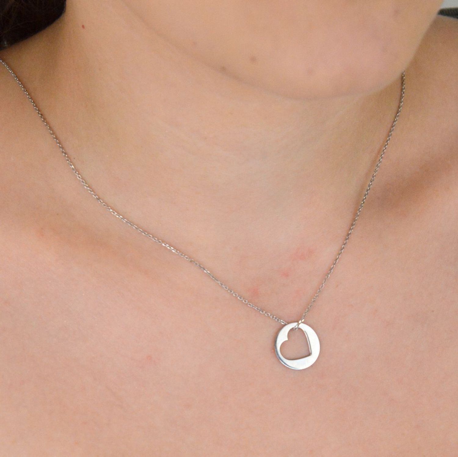 Naszyjnik srebrny 925 z okrągłą zawieszką z serduszkiem. Długość 42+3 cm, waga 2,30 g. Romantyczna biżuteria idealna na prezent dla niej.1.jpg