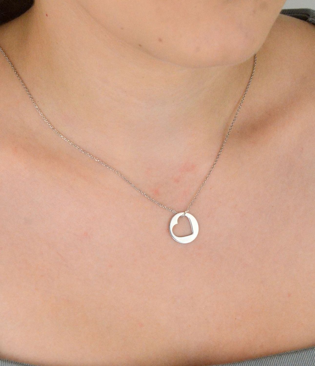 Naszyjnik srebrny 925 z okrągłą zawieszką z serduszkiem. Długość 42+3 cm, waga 2,30 g. Romantyczna biżuteria idealna na prezent dla niej.1.jpg