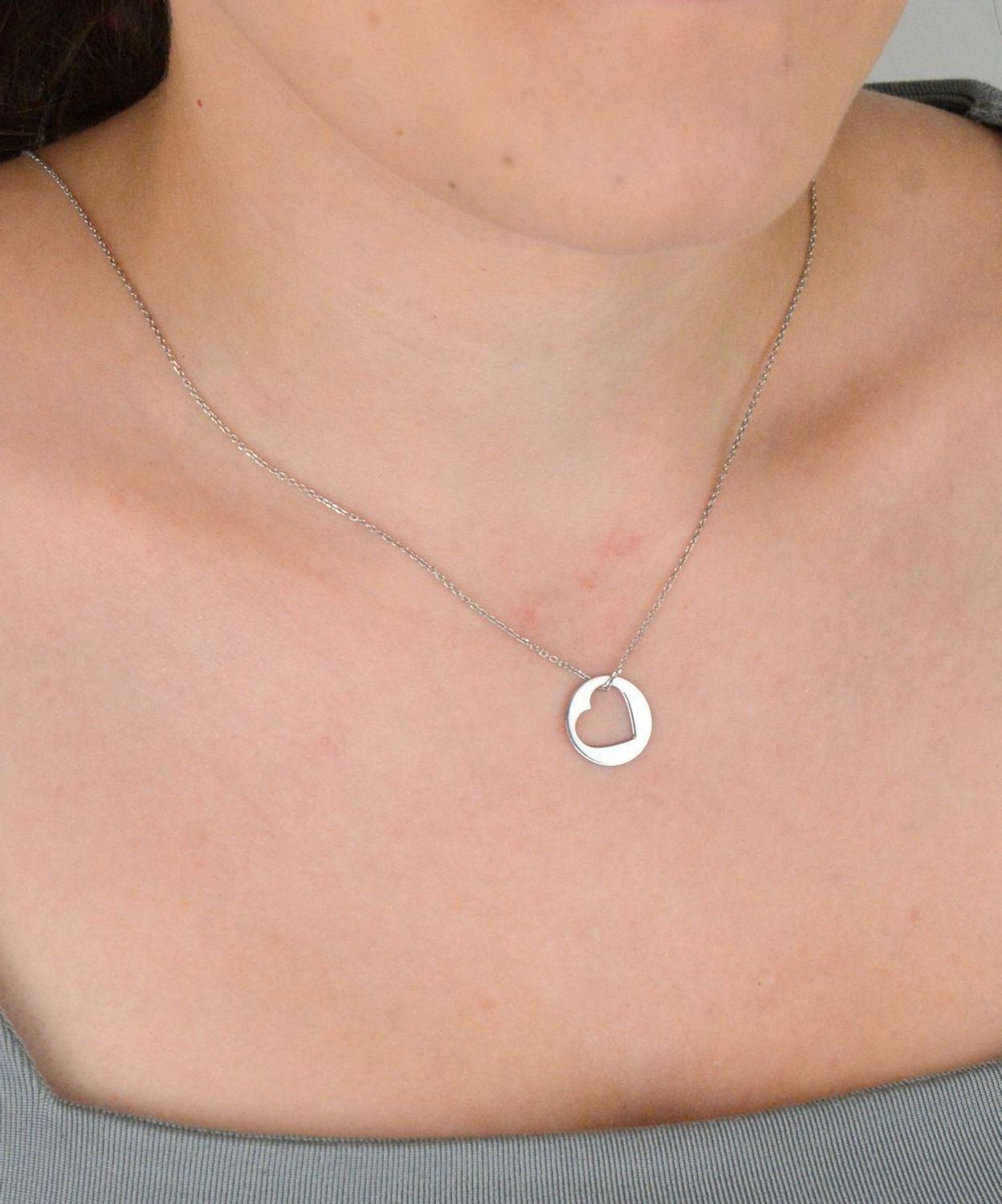 Naszyjnik srebrny 925 z okrągłą zawieszką z serduszkiem. Długość 42+3 cm, waga 2,30 g. Romantyczna biżuteria idealna na prezent dla niej.1.jpg