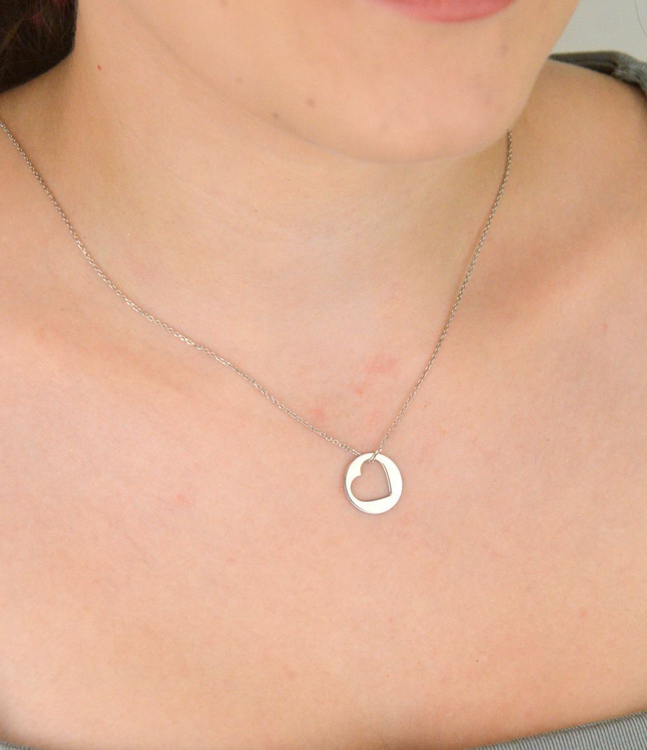 Naszyjnik srebrny 925 z okrągłą zawieszką z serduszkiem. Długość 42+3 cm, waga 2,30 g. Romantyczna biżuteria idealna na prezent dla niej.1.jpg