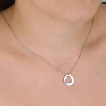 Naszyjnik srebrny 925 z okrągłą zawieszką z serduszkiem. Długość 42+3 cm, waga 2,30 g. Romantyczna biżuteria idealna na prezent dla niej (2).JPG
