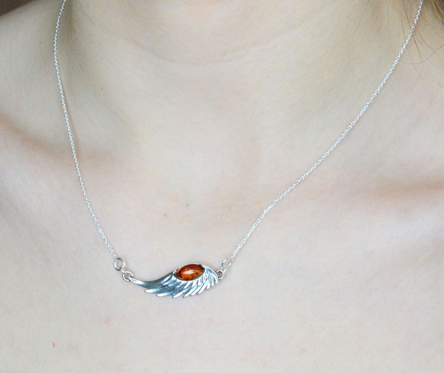 Srebrny naszyjnik damski skrzydełko z bursztynem DIA-NSZ-SKRZYDŁO-BURSZTYN-925.  Naszyjnik z bursztynem ma często dużą wartość artystyczną. Srebro jest cenionym materiałem wśród jubilerów.  Naszyjnik można zestawić z łańcuszkiem, dos (1).jpg