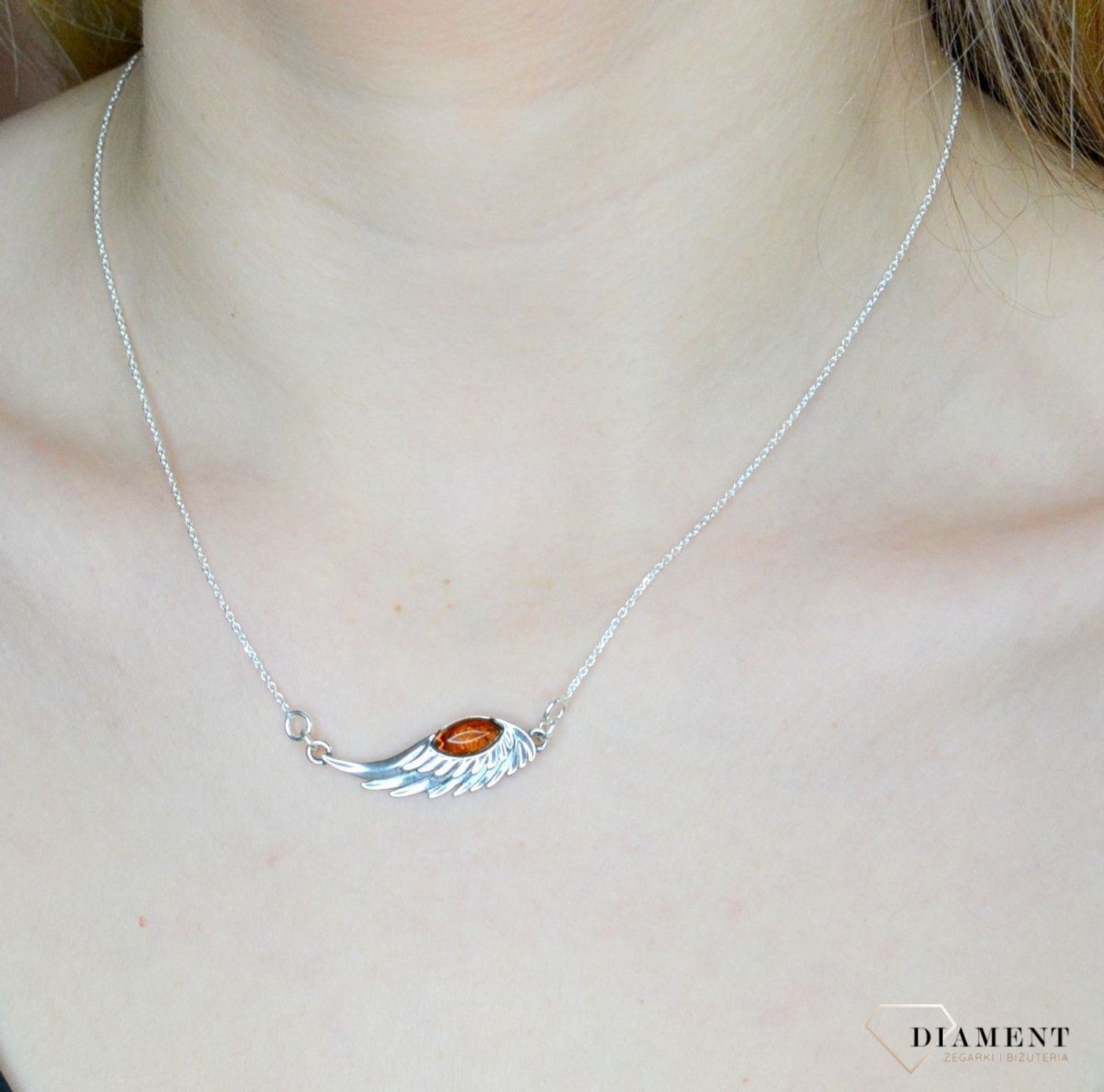 Srebrny naszyjnik damski skrzydełko z bursztynem DIA-NSZ-SKRZYDŁO-BURSZTYN-925.  Naszyjnik z bursztynem ma często dużą wartość artystyczną. Srebro jest cenionym materiałem wśród jubilerów.  Naszyjnik można zestawić z łańcuszkiem, dos (1).jpg