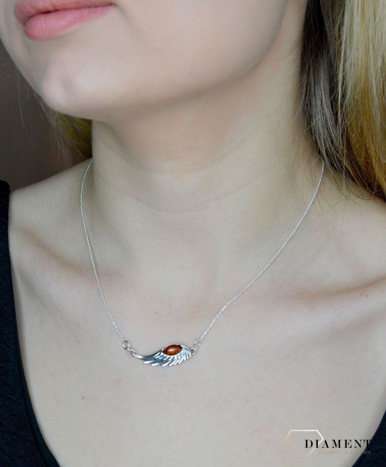 Srebrny naszyjnik damski skrzydełko z bursztynem DIA-NSZ-SKRZYDŁO-BURSZTYN-925.  Naszyjnik z bursztynem ma często dużą wartość artystyczną. Srebro jest cenionym materiałem wśród jubilerów.  Naszyjnik można zestawić z łańcuszkiem, dos (1).jpg
