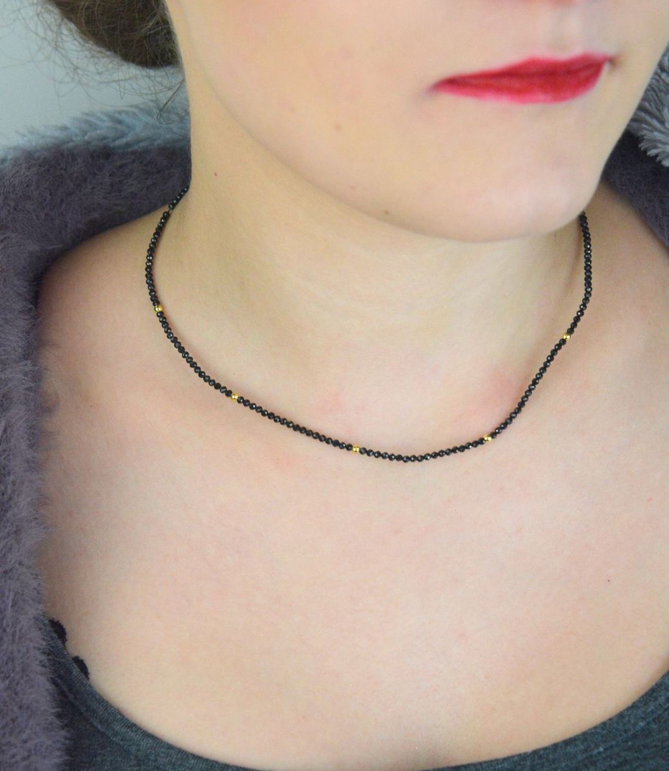 Naszyjnik damski DIA-NSZ-SPINEL ze srebra próby 925 pozłacanego, zdobiony czarnym spinelem. Długość regulowana 38 cm + 5 cm, zapięcie na karabińczyk, waga 3,70 g. Elegancki dodatek dla kobiet 1.jpg