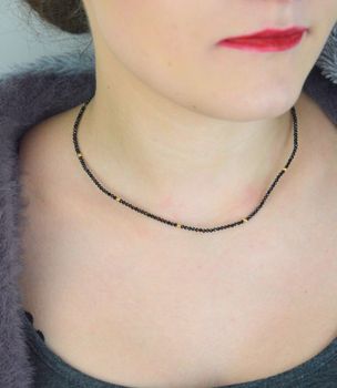 Naszyjnik damski DIA-NSZ-SPINEL ze srebra próby 925 pozłacanego, zdobiony czarnym spinelem. Długość regulowana 38 cm + 5 cm, zapięcie na karabińczyk, waga 3,70 g. Elegancki dodatek dla kobiet ceniących klasykę i blask (1).JPG