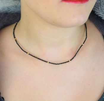 Naszyjnik damski DIA-NSZ-SPINEL ze srebra próby 925 pozłacanego, zdobiony czarnym spinelem. Długość regulowana 38 cm + 5 cm, zapięcie na karabińczyk, waga 3,70 g. Elegancki dodatek dla kobiet ceniących klasykę i blask (2).JPG