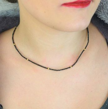 Naszyjnik damski DIA-NSZ-SPINEL ze srebra próby 925 pozłacanego, zdobiony czarnym spinelem. Długość regulowana 38 cm + 5 cm, zapięcie na karabińczyk, waga 3,70 g. Elegancki dodatek dla kobiet ceniących klasykę i blask (3).JPG