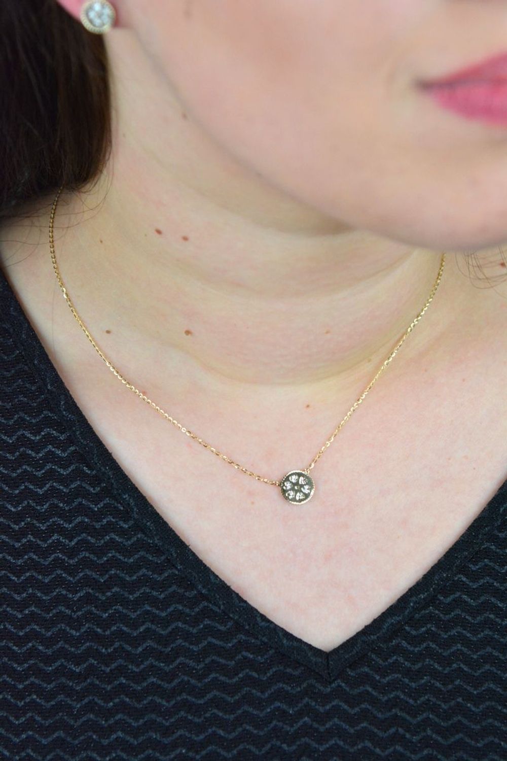 Złoty naszyjnik celebrytka okrągła zawieszka ozdobiona serduszkami z cyrkonią DIA-NSZ-TRES01-585.jpg