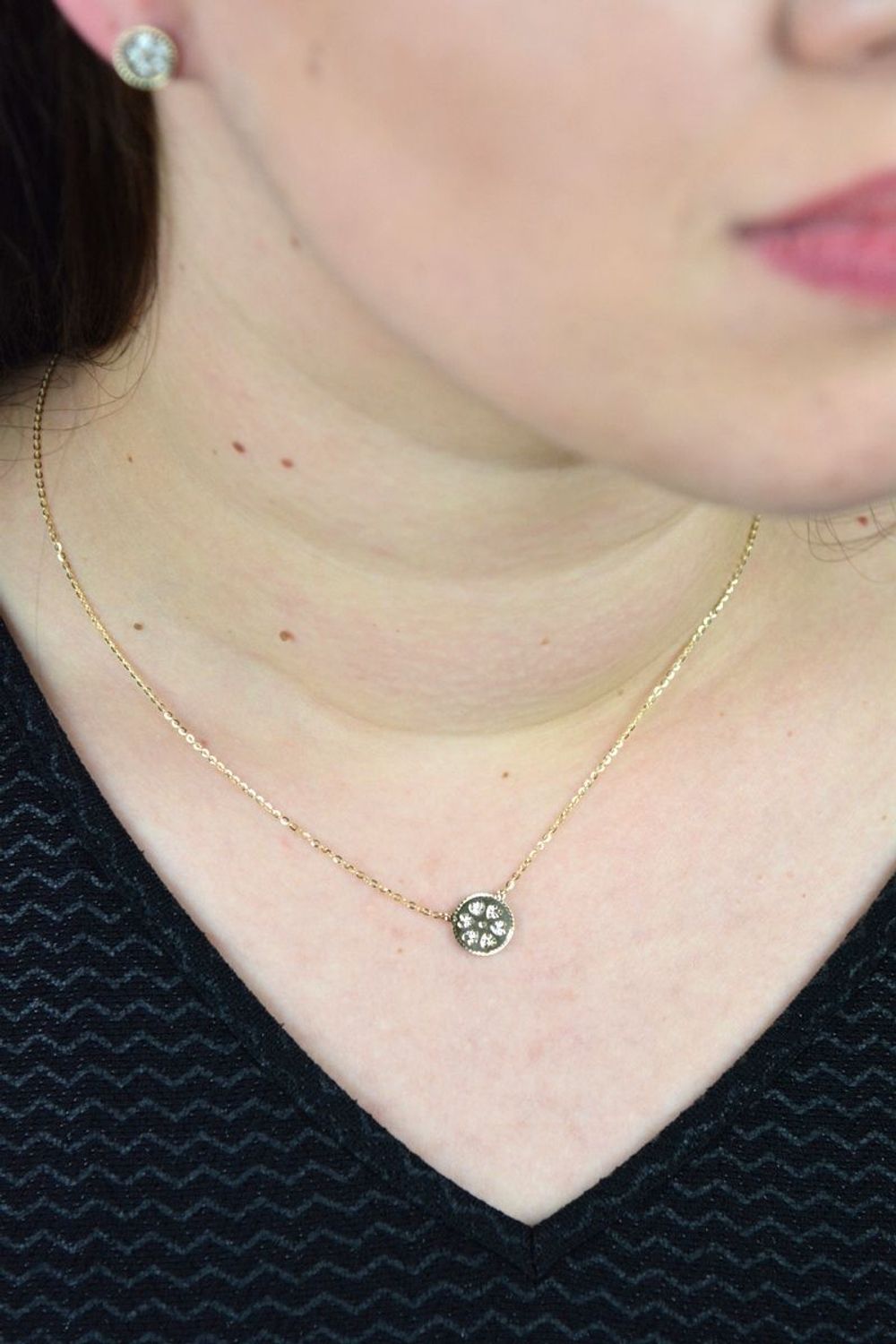 Złoty naszyjnik celebrytka okrągła zawieszka ozdobiona serduszkami z cyrkonią DIA-NSZ-TRES01-585.jpg