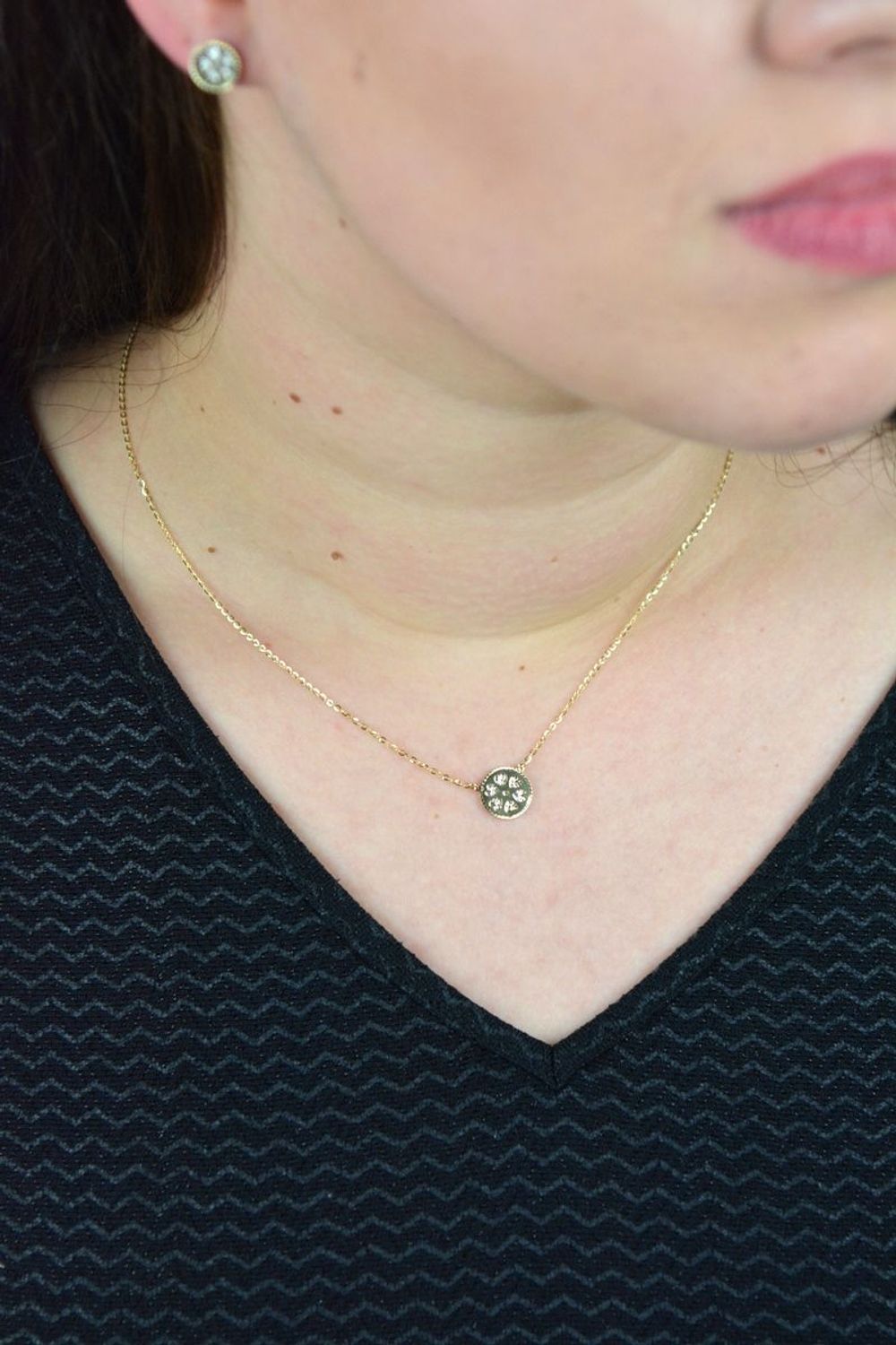 Złoty naszyjnik celebrytka okrągła zawieszka ozdobiona serduszkami z cyrkonią DIA-NSZ-TRES01-585.jpg