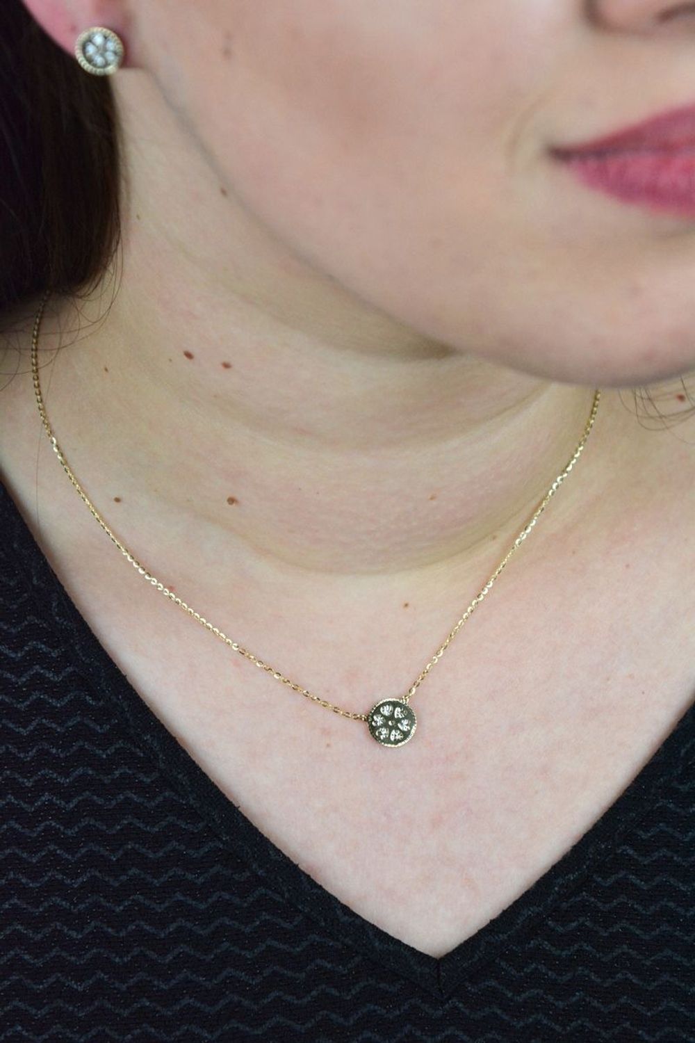 Złoty naszyjnik celebrytka okrągła zawieszka ozdobiona serduszkami z cyrkonią DIA-NSZ-TRES01-585.jpg