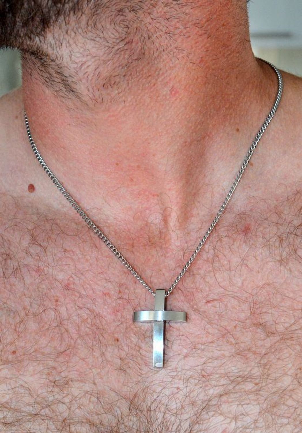 Naszyjnik męski stalowy z krzyżem w srebrnym kolorze DIA-NSZ-W3982942-STAL (1).jpg