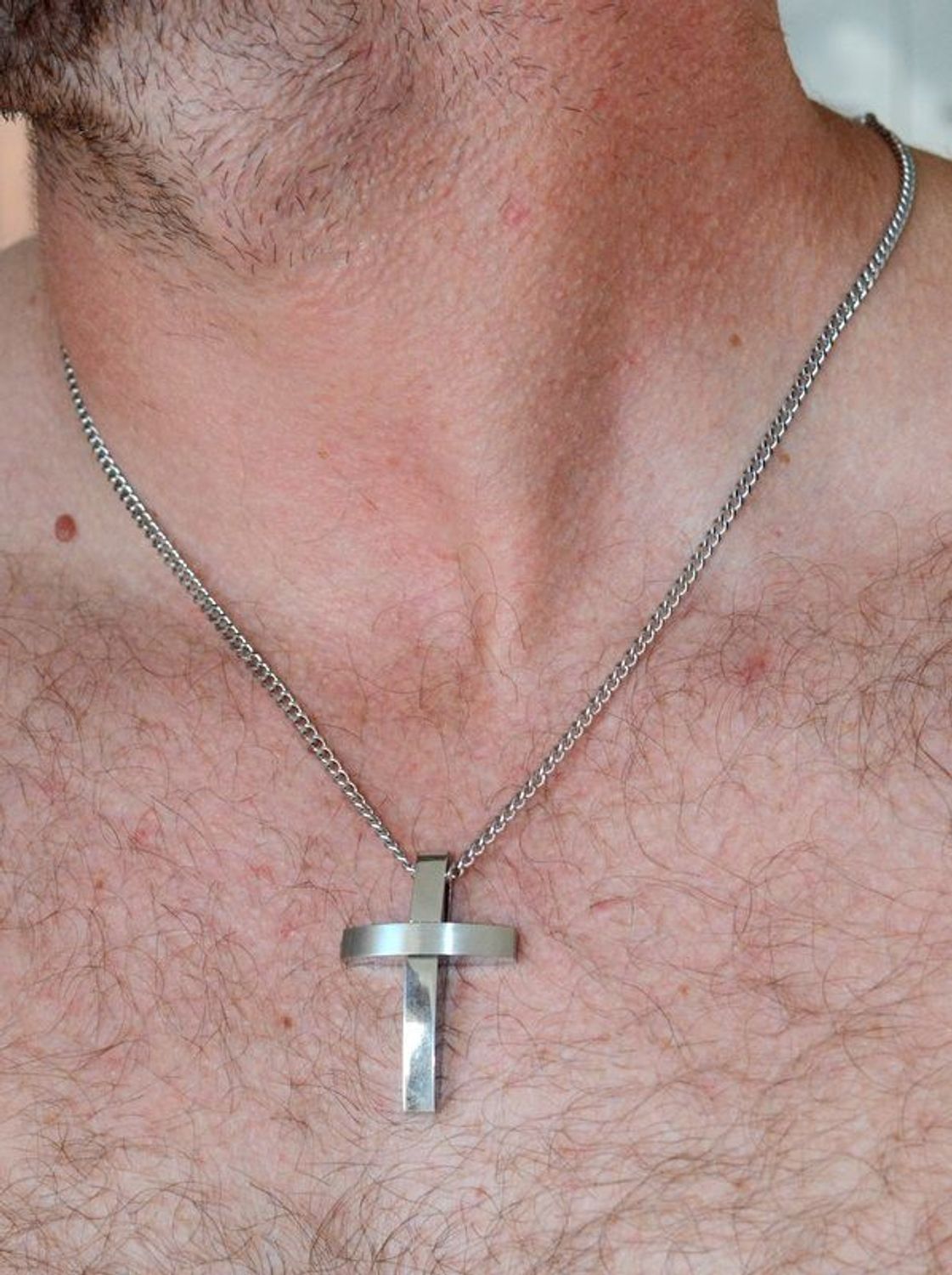 Naszyjnik męski stalowy z krzyżem w srebrnym kolorze DIA-NSZ-W3982942-STAL (1).jpg