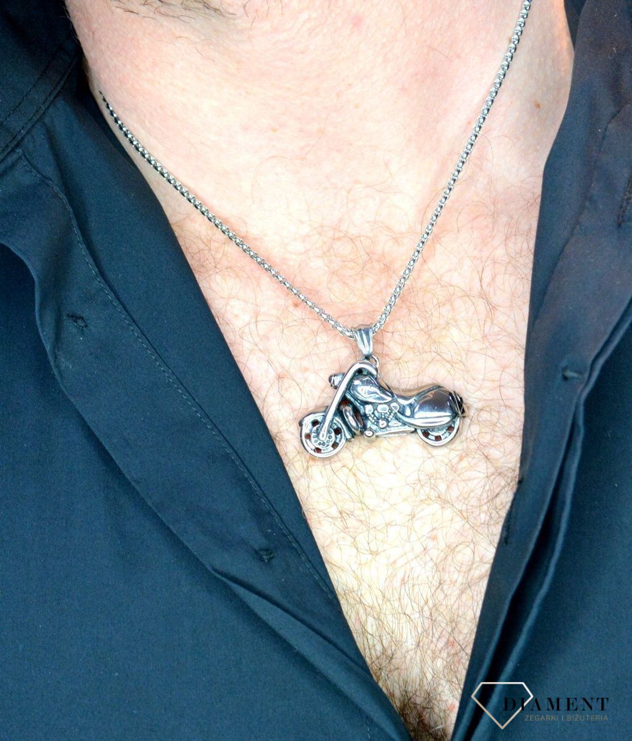 Naszyjnik męski stalowy dla fanów motocykli 60cm DIA-NSZ-W5133244-STAL. Naszyjnik męski na stalowym łańcuszku z zawieszką motocykla. Zawieszka w formie motoru.  Biżuteria męska wykonana została z niezwykłą starannością i prec.jpg