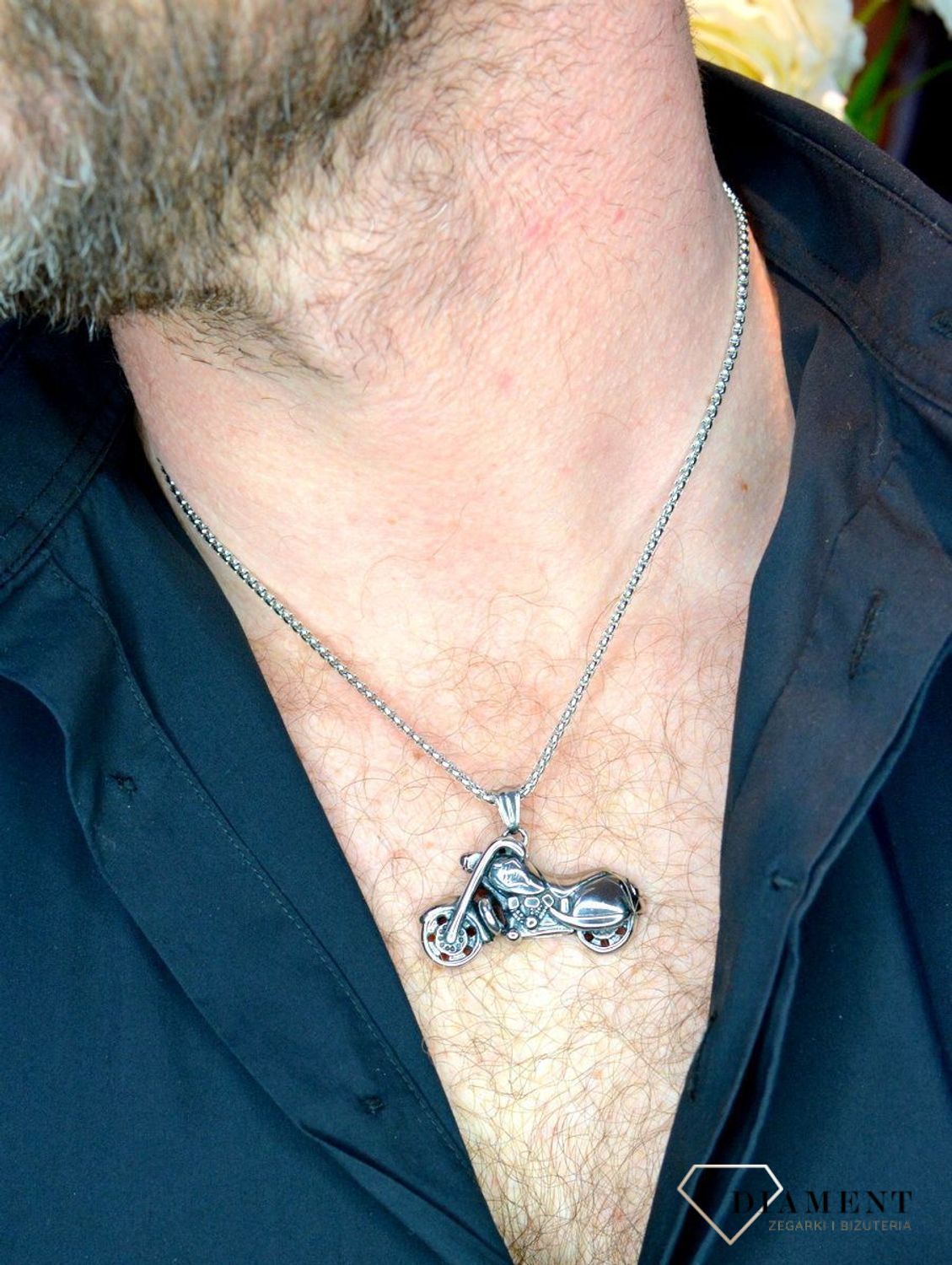 Naszyjnik męski stalowy dla fanów motocykli 60cm DIA-NSZ-W5133244-STAL. Naszyjnik męski na stalowym łańcuszku z zawieszką motocykla. Zawieszka w formie motoru.  Biżuteria męska wykonana została z niezwykłą starannością i prec.jpg