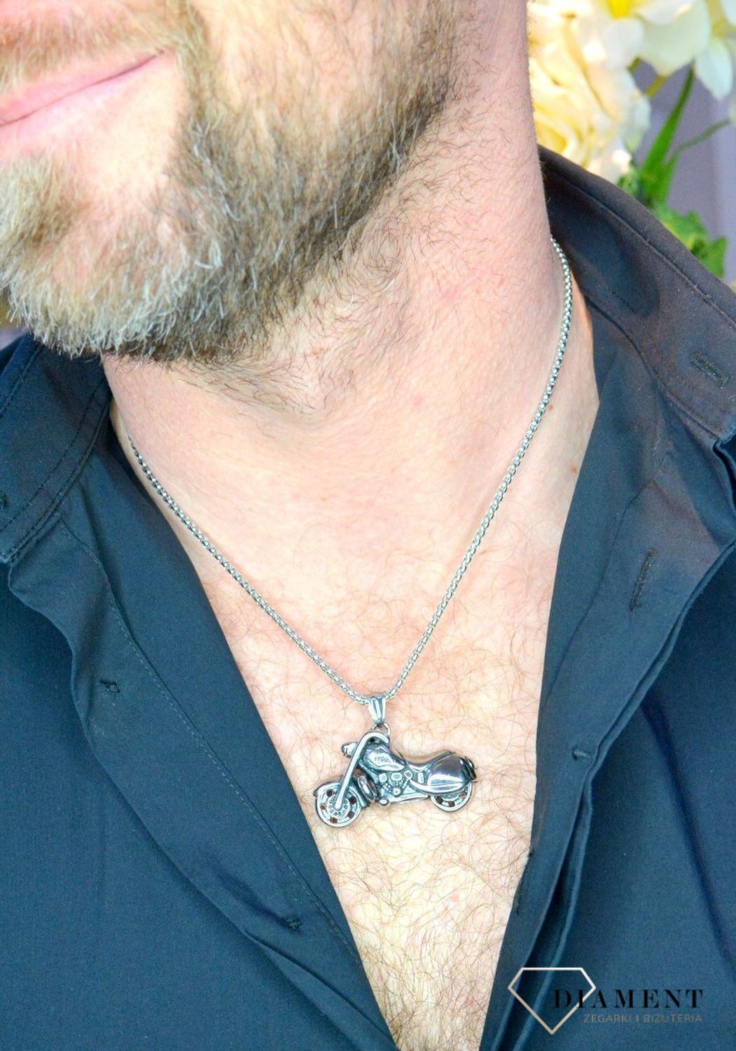 Naszyjnik męski stalowy dla fanów motocykli 60cm DIA-NSZ-W5133244-STAL. Naszyjnik męski na stalowym łańcuszku z zawieszką motocykla. Zawieszka w formie motoru.  Biżuteria męska wykonana została z niezwykłą starannością i prec.jpg