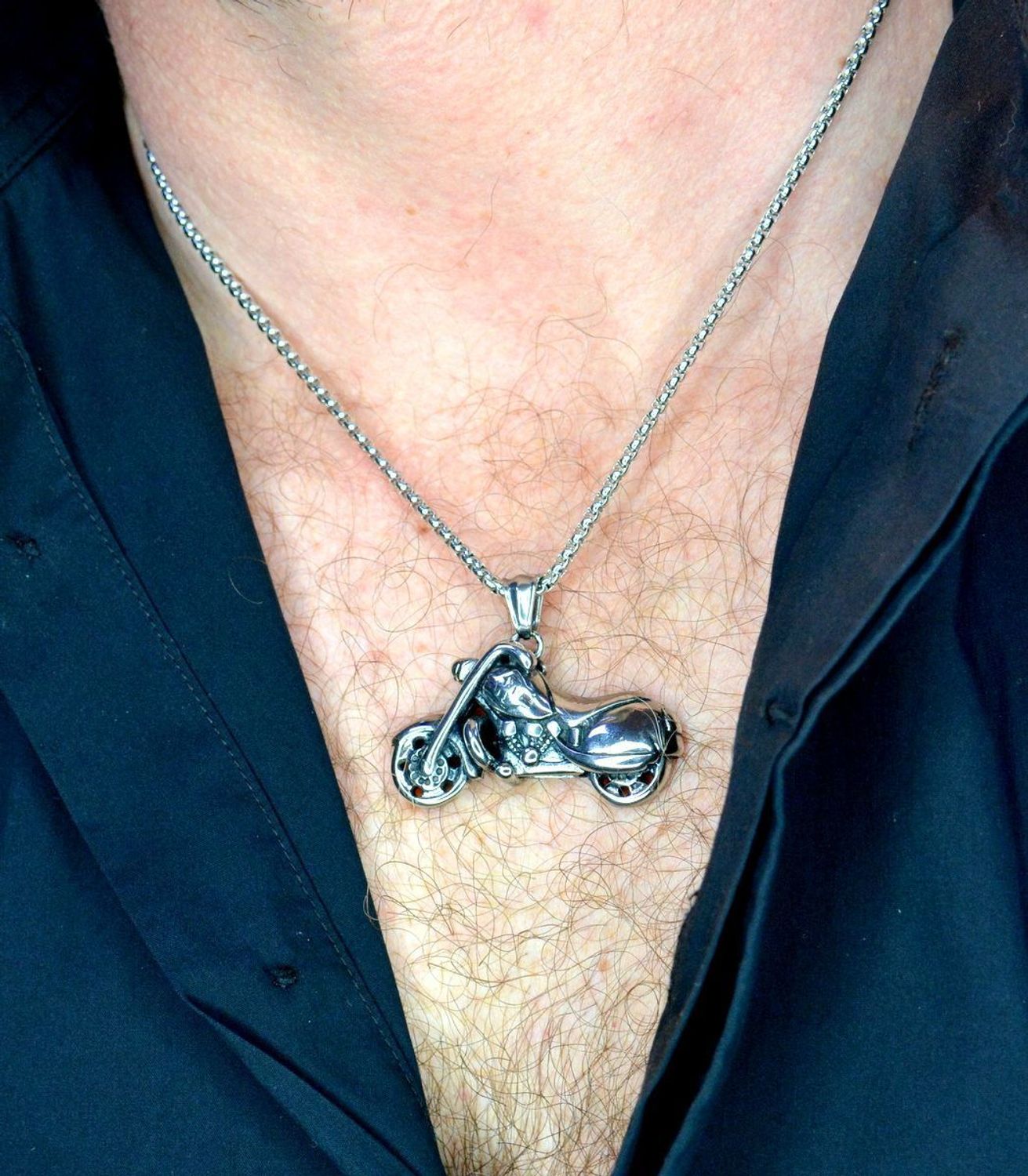 Naszyjnik męski stalowy dla fanów motocykli 60cm DIA-NSZ-W5133244-STAL. Naszyjnik męski na stalowym łańcuszku z zawieszką motocykla. Zawieszka w formie motoru.  Biżuteria męska wykonana została z niezwykłą starannością i prec.jpg