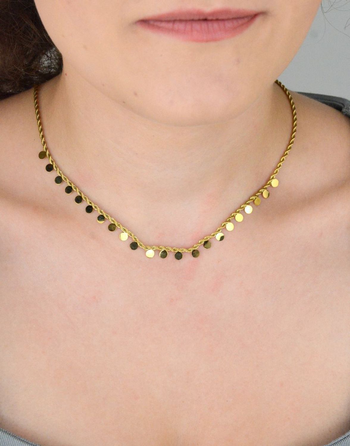 Pozłacany naszyjnik stalowy z modnym splotem kordel i ozdobnymi blaszkami. Długość 40+5 cm. Stylowy dodatek na każdą okazję – nowość!1.jpg