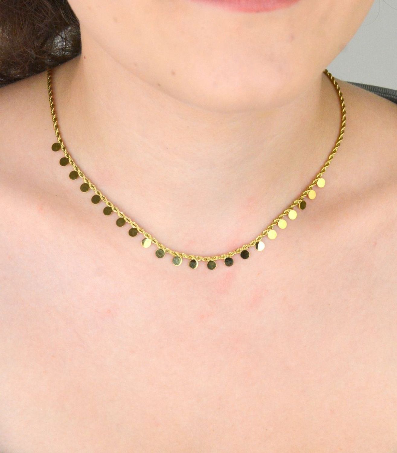 Pozłacany naszyjnik stalowy z modnym splotem kordel i ozdobnymi blaszkami. Długość 40+5 cm. Stylowy dodatek na każdą okazję – nowość!1.jpg