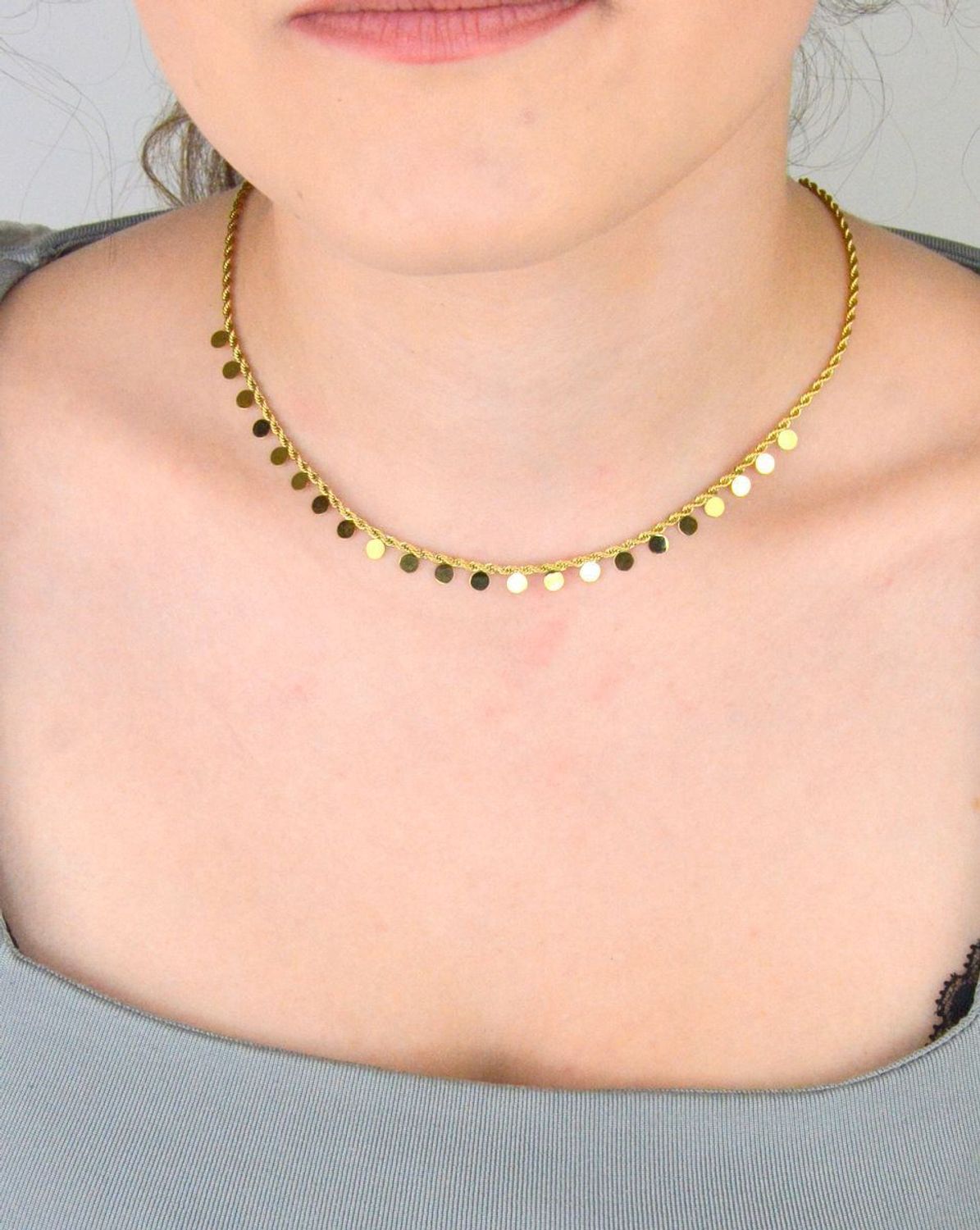 Pozłacany naszyjnik stalowy z modnym splotem kordel i ozdobnymi blaszkami. Długość 40+5 cm. Stylowy dodatek na każdą okazję – nowość!1.jpg