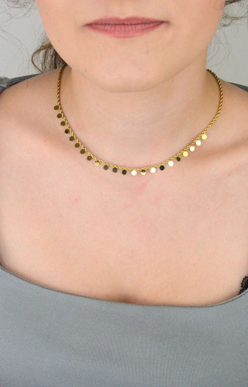 Pozłacany naszyjnik stalowy z modnym splotem kordel i ozdobnymi blaszkami. Długość 40+5 cm. Stylowy dodatek na każdą okazję – nowość!1.jpg