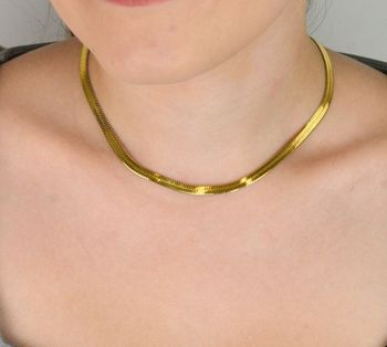 Naszyjnik damski stalowy pozłacany, szeroka taśma 5 mm, długość 41 + 4 cm, zapięcie na karabińczyk. Elegancka i trwała biżuteria pozłacana (1).JPG