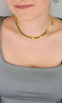 Naszyjnik damski stalowy pozłacany, szeroka taśma 5 mm, długość 41 + 4 cm, zapięcie na karabińczyk. Elegancka i trwała biżuteria pozłacana (4).JPG