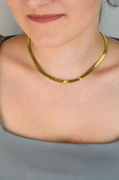 Naszyjnik damski stalowy pozłacany, szeroka taśma 5 mm, długość 41 + 4 cm, zapięcie na karabińczyk. Elegancka i trwała biżuteria pozłacana (5).JPG