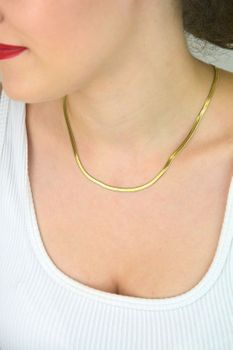 Damski naszyjnik taśma pozłacana ze stali szlachetnej. Długość 40 cm + 5 cm, szerokość 3 mm, zapięcie na karabińczyk. Subtelna elegancja na każdą okazję (4).JPG