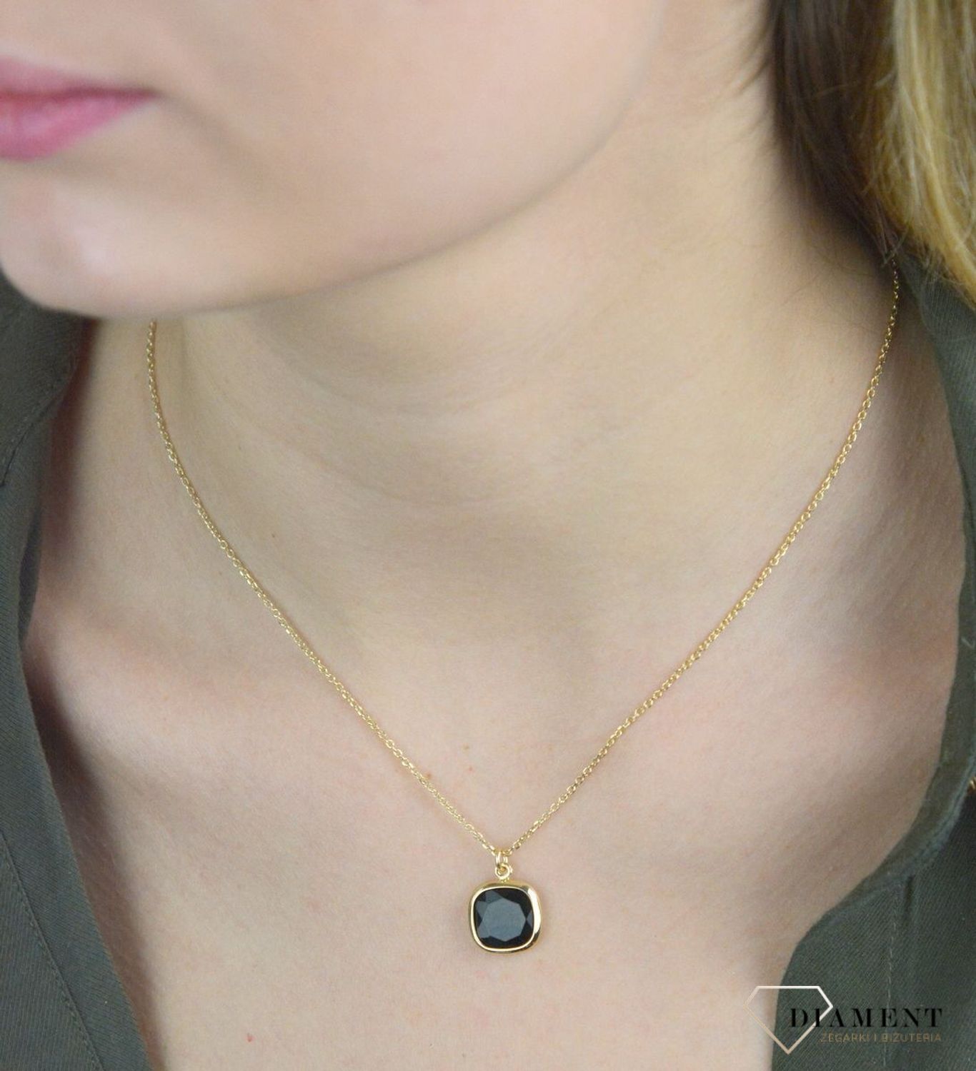 Pozłacany Naszyjnik Dall'acqua z onyksem DIA-NSZ-Z4184713BLK-925. Naszyjnik wykonany ze srebra próby 925 w 24 ct pozłoceniu. Włoska biżuteria o niesamowitym designie, który został otrzymany poprzez wykorzystanie niecodziennej.jpg