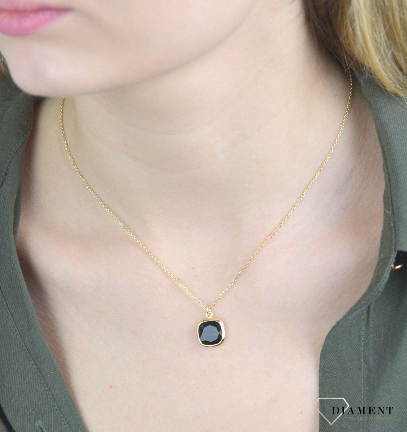 Pozłacany Naszyjnik Dall'acqua z onyksem DIA-NSZ-Z4184713BLK-925. Naszyjnik wykonany ze srebra próby 925 w 24 ct pozłoceniu. Włoska biżuteria o niesamowitym designie, który został otrzymany poprzez wykorzystanie niecodziennej.jpg