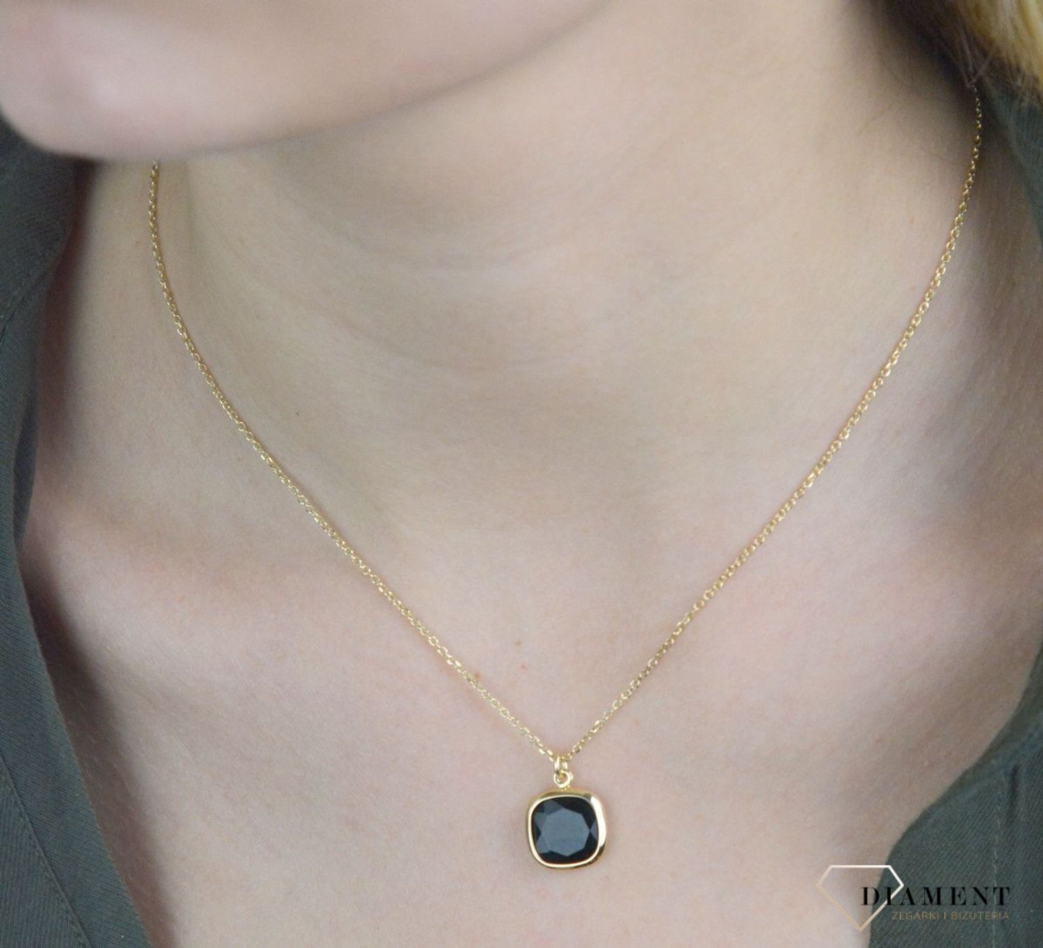 Pozłacany Naszyjnik Dall'acqua z onyksem DIA-NSZ-Z4184713BLK-925. Naszyjnik wykonany ze srebra próby 925 w 24 ct pozłoceniu. Włoska biżuteria o niesamowitym designie, który został otrzymany poprzez wykorzystanie niecodziennej.jpg