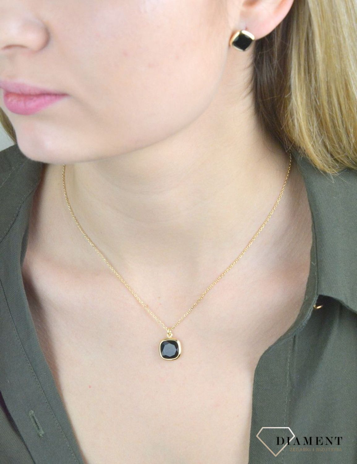 Pozłacany Naszyjnik Dall'acqua z onyksem DIA-NSZ-Z4184713BLK-925. Naszyjnik wykonany ze srebra próby 925 w 24 ct pozłoceniu. Włoska biżuteria o niesamowitym designie, który został otrzymany poprzez wykorzystanie niecodziennej.jpg