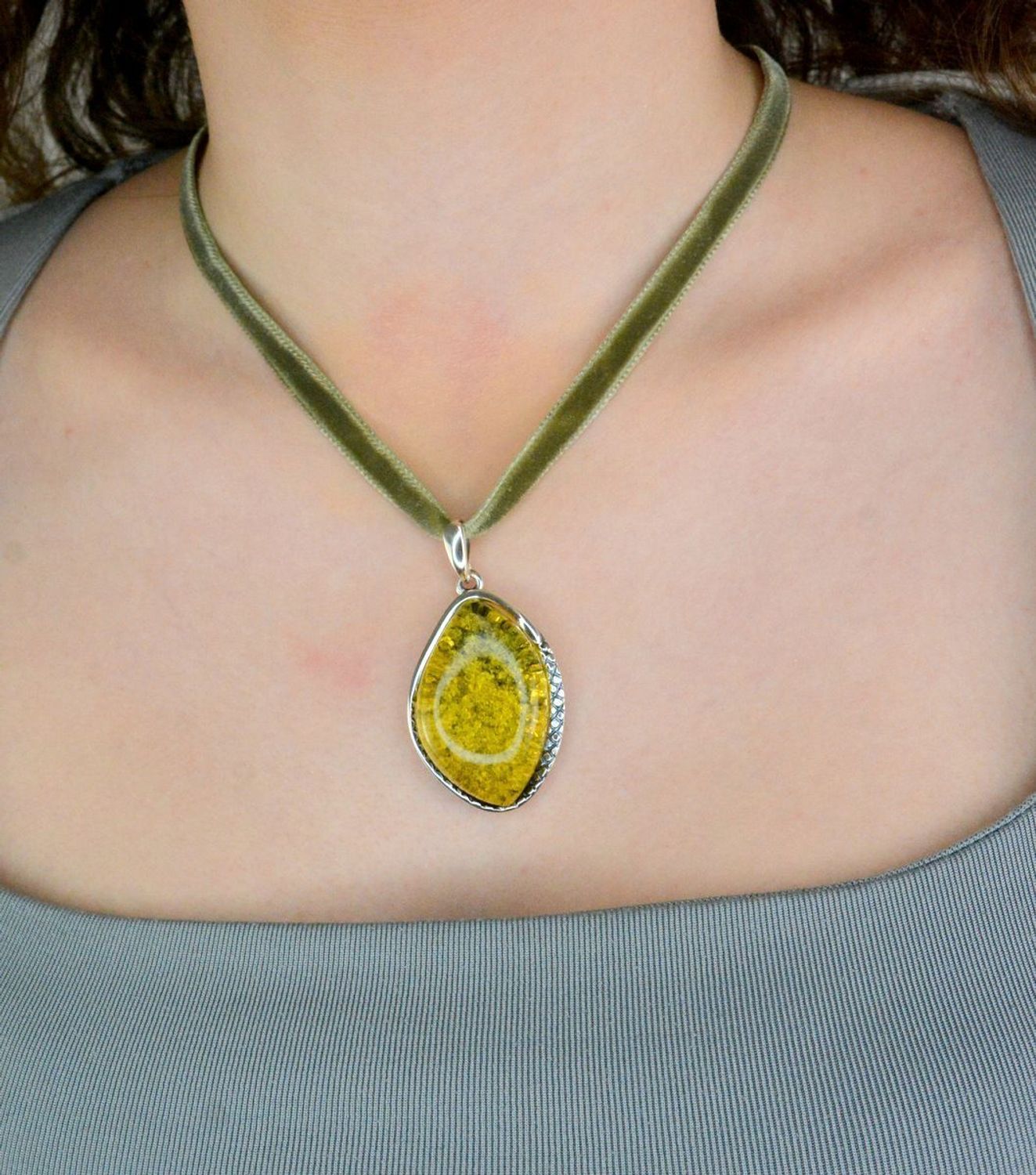 Naszyjnik WSTĄŻKA zielona DIA-NSZ-ZIELONY-CHOKER-925 Ciekawy, oryginalny naszyjnik choker to dodatek idealny na lato. Choker to obecnie jeden z najmodniejszych rodzajów 1.jpg