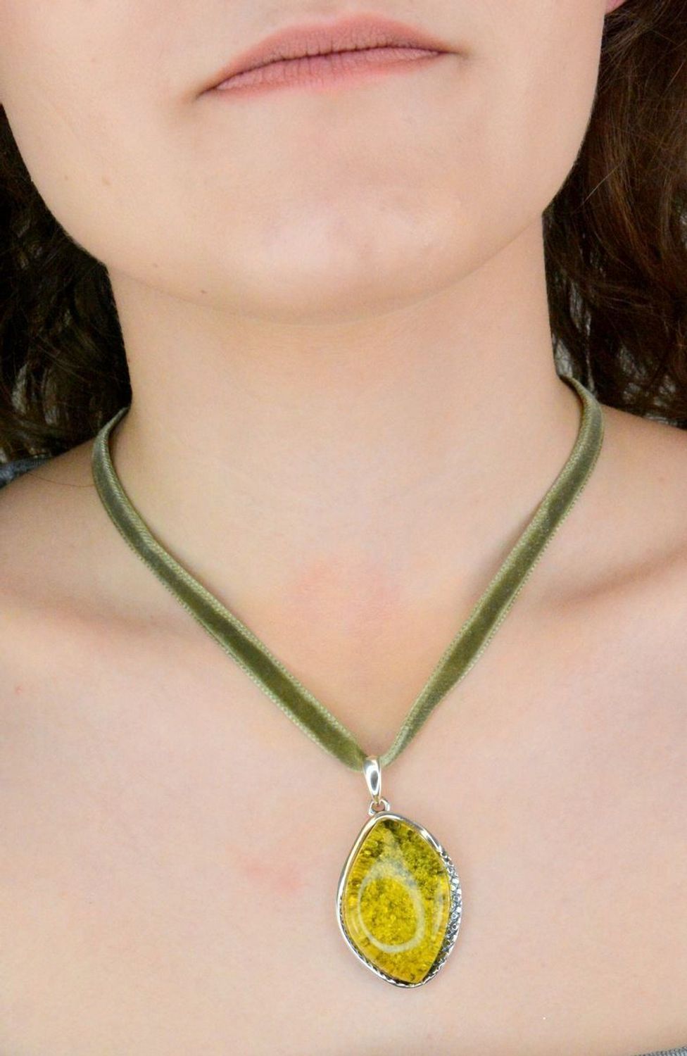 Naszyjnik WSTĄŻKA zielona DIA-NSZ-ZIELONY-CHOKER-925 Ciekawy, oryginalny naszyjnik choker to dodatek idealny na lato. Choker to obecnie jeden z najmodniejszych rodzajów 1.jpg