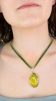 Naszyjnik zielona wstążka ze srebrnym zapięciem DIA-NSZ-ZIELONY-CHOKER-925 (1).JPG