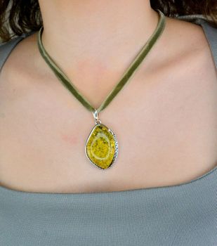 Naszyjnik zielona wstążka ze srebrnym zapięciem DIA-NSZ-ZIELONY-CHOKER-925 (2).JPG
