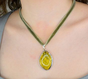 Naszyjnik zielona wstążka ze srebrnym zapięciem DIA-NSZ-ZIELONY-CHOKER-925 (3).JPG