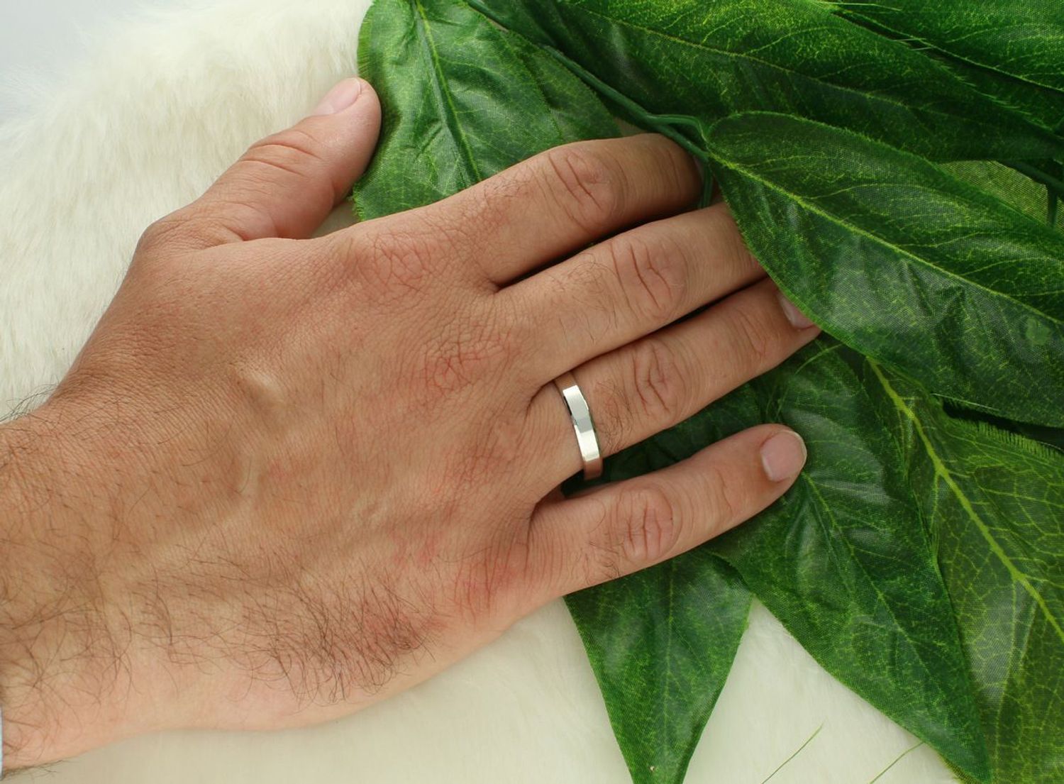 Płaska obrączka męska ze srebra próby 925, model DIA-OBR-OBR004-925. Waga 3,00 g, szerokość 4 mm – elegancka, solidna i stylowa propozycja dla mężczyzn.1.jpg