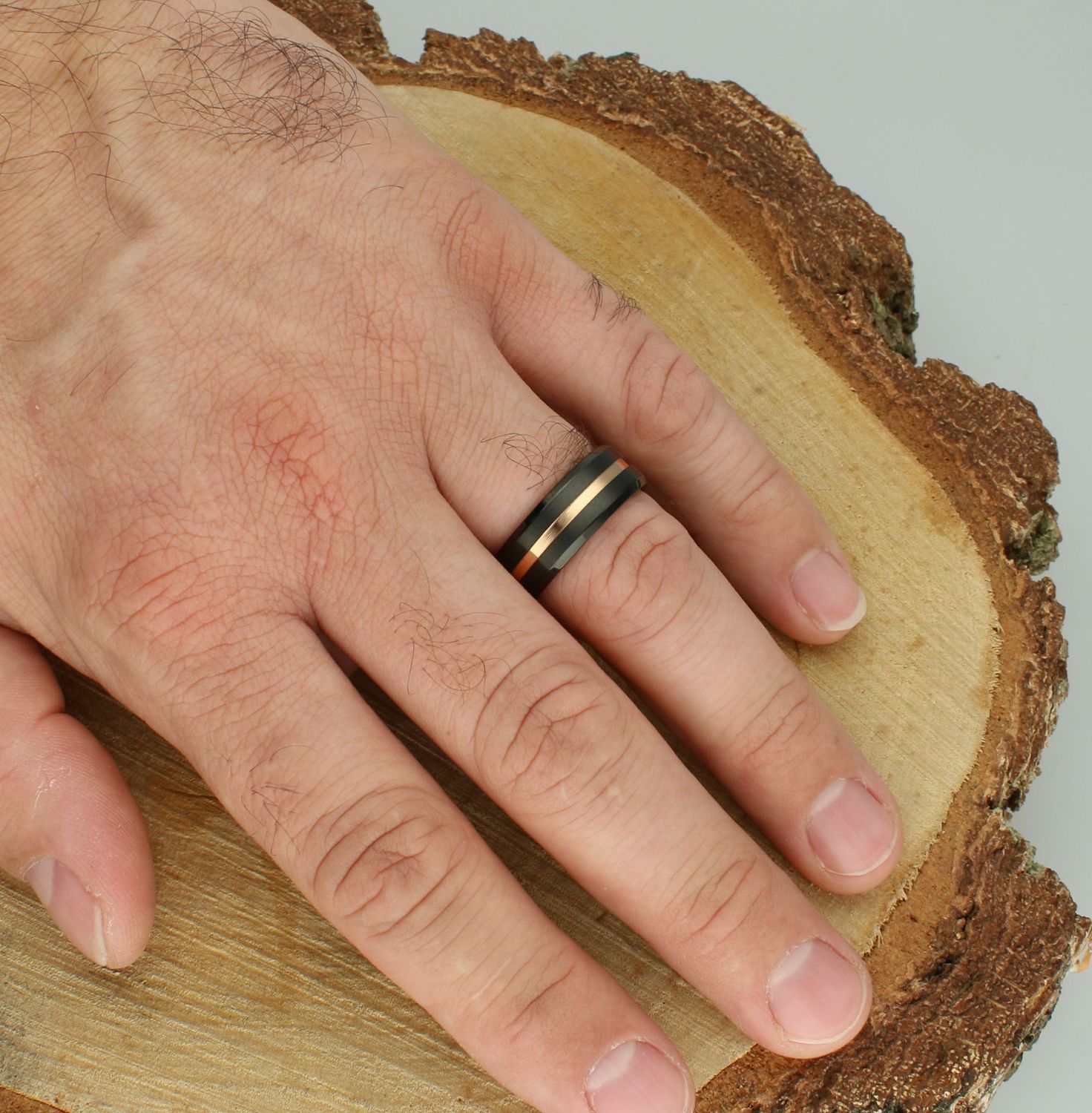 Obrączka męska stalowa DIA-OBR-P313648-STAL Stalowy pierścionek męski w formie szerokiej obrączki. Oryginalny pierścionek będzie idealnym prezentem dla ukochanego mężczyzny.2.jpg