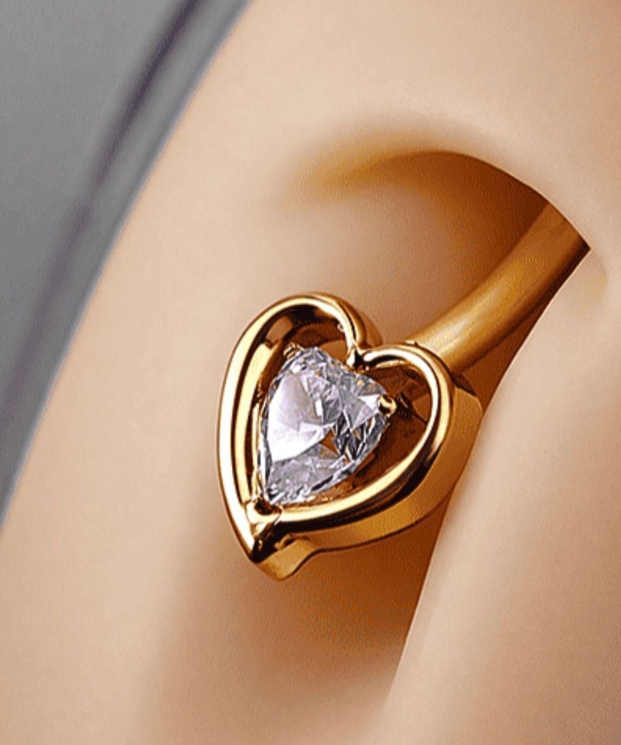 Kolczyk do Pępka Tytanowy z Cyrkoniowym Serduszkiem – Złoty, Banan 1.6 mm  serce.jpg