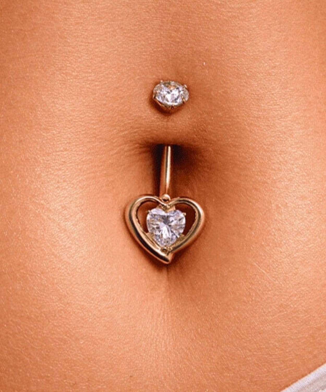 Kolczyk do Pępka Tytanowy z Cyrkoniowym Serduszkiem – Złoty, Banan 1.6 mm  serce.jpg