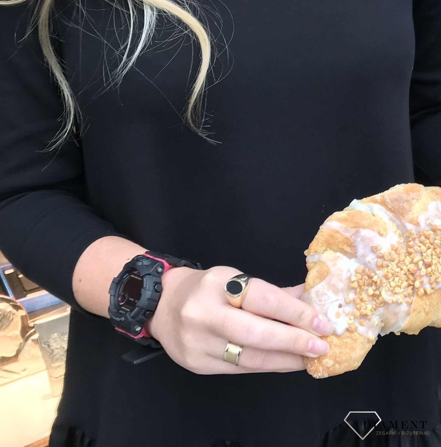 Pierścionek złoty szeroki 585 z eleganckim tłoczeniem DIA-PI-205295-585.jpg