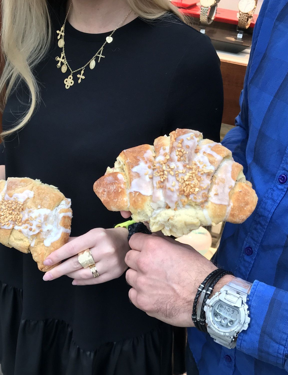 Pierścionek złoty szeroki 585 z eleganckim tłoczeniem DIA-PI-205310-585.jpg