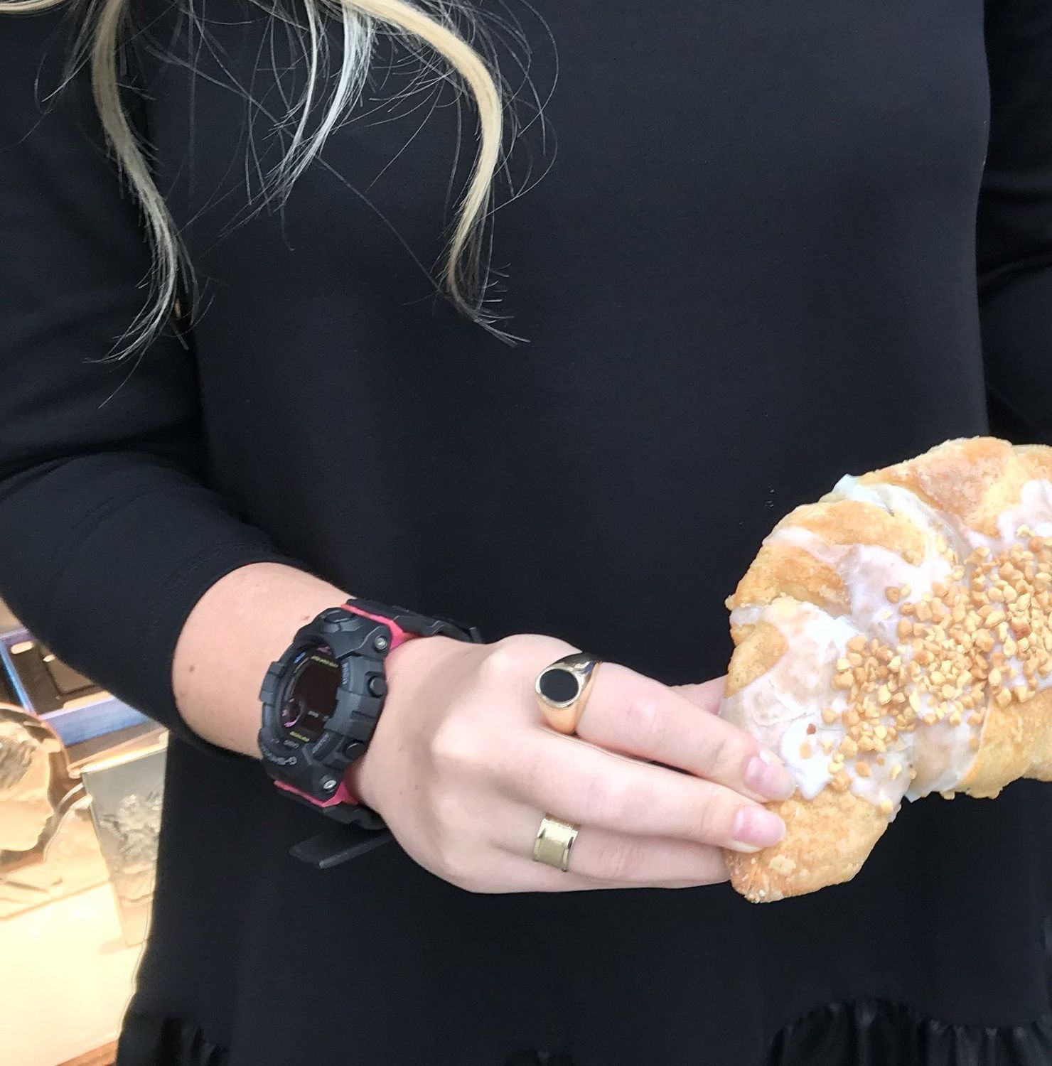 złoty sygnet damski, sygnet dla kobiety, pierścionek z onyksem szeroki damski, 585.jpg