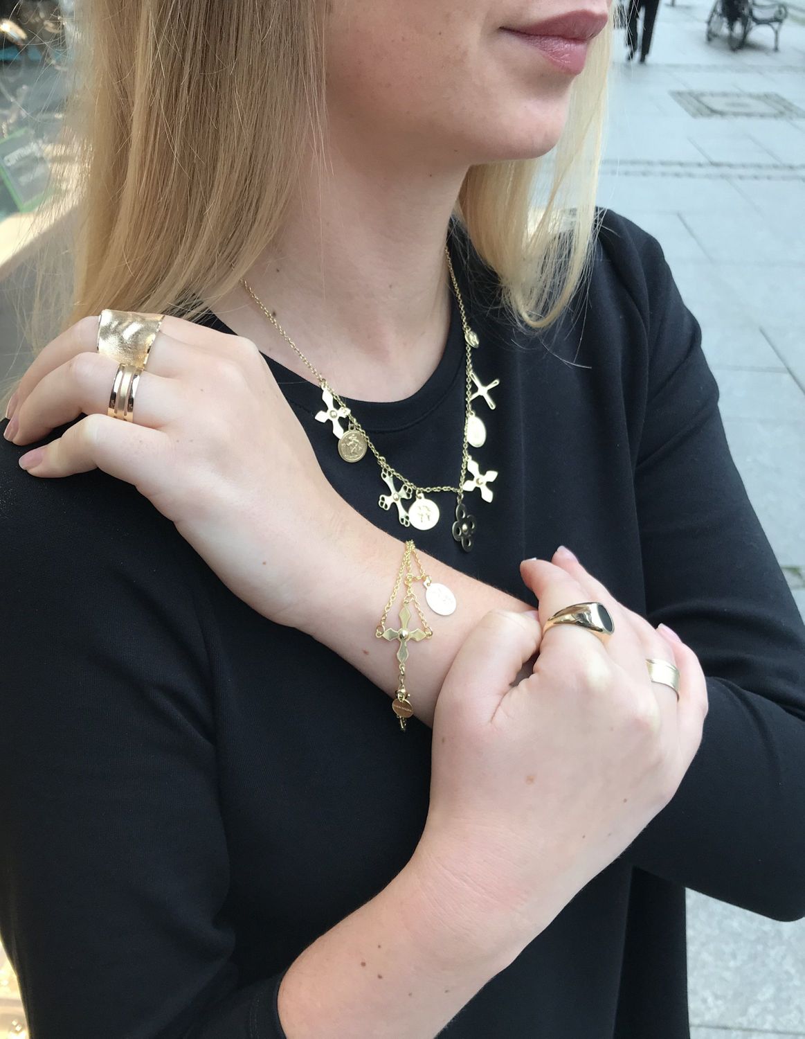 złoty sygnet damski, sygnet dla kobiety, pierścionek z onyksem szeroki damski, 585.jpg