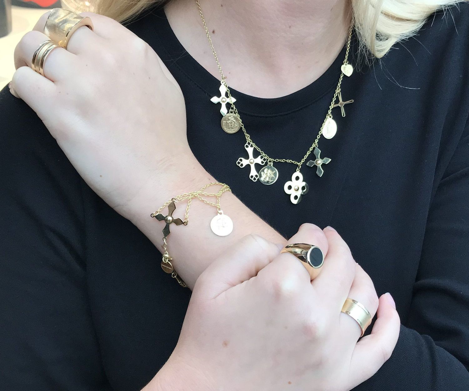 złoty sygnet damski, sygnet dla kobiety, pierścionek z onyksem szeroki damski, 585.jpg